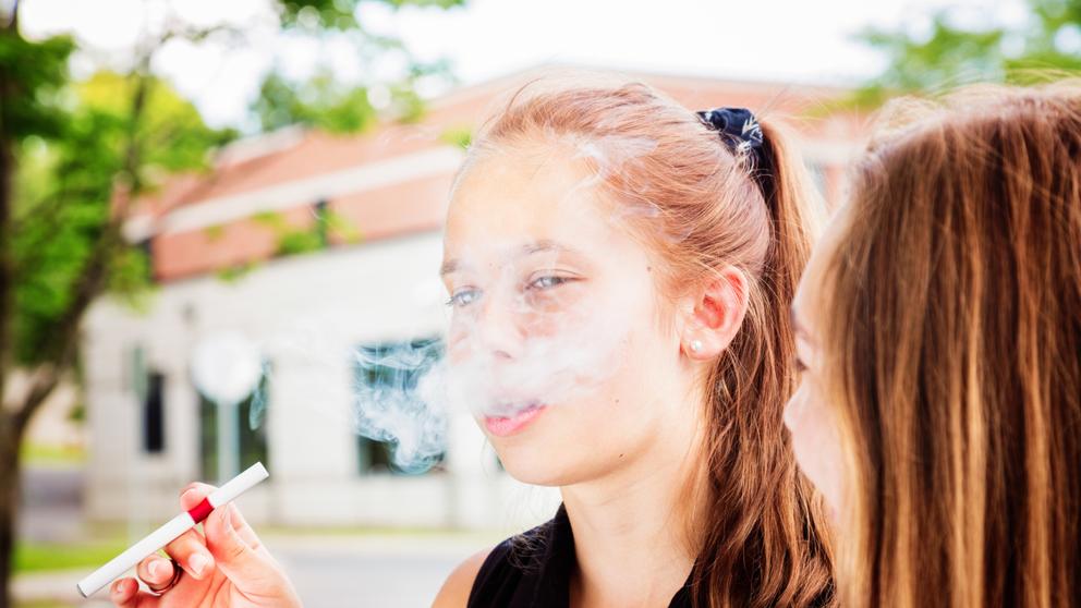 La Vanguardia publica una noticia sobre «La nova i perillosa moda entre els adolescents»: les cigarretes electròniques