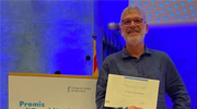 Esteve Fernández receives the Professional Excellence award from the Barcelona College of Physicians